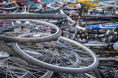 不用品の自転車のタイヤゴミ